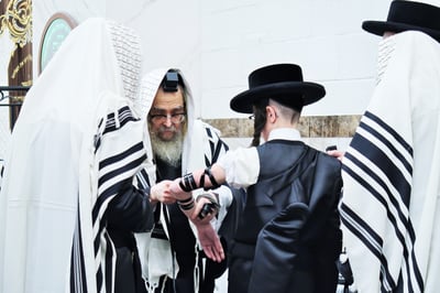 האדמו"ר מסאטמר בהנחת תפילין לנינו