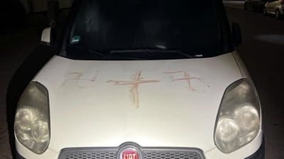 צלבי הקרס כפי שאותרו בזירה