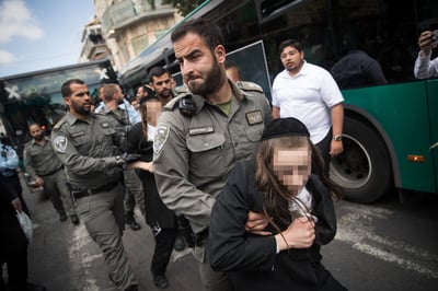 שוטר עוצר נער חרדי בהפגנה | ארכיון 