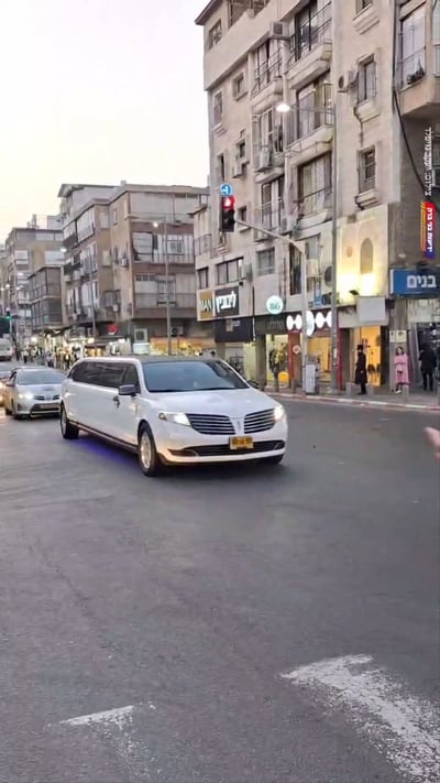 בלימוזינה מפוארת ומקושטת: כך שעט אסיר עולם התורה בבני ברק
