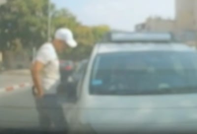 השוטרים פעלו בשכונה החרדית - ולפתע תפסו 'דג שמן' | צפו בתיעוד