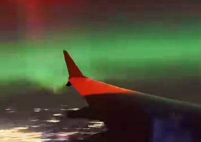 וואו: כך נראה ה'זוהר הצפוני' במלוא הדרו בתיעוד מהמטוס | מרהיב