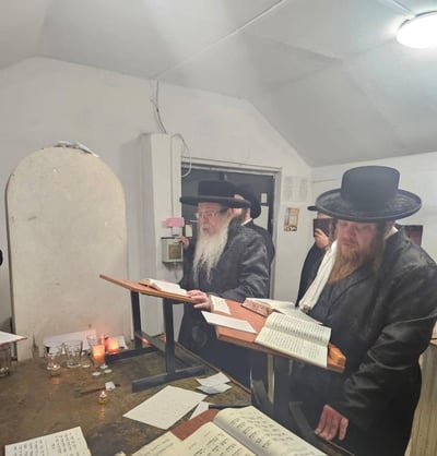 לפנות בוקר: האדמו"ר מטאהש העתיר בתפילה באוהל אבותיו בהונגריה