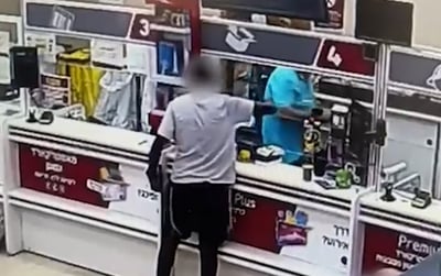 כך בוצע השוד בבני ברק: "תביא את כל הכסף, יש לי נשק" | צפו בתיעוד