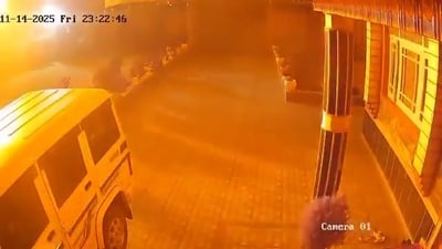 קשה לקריאה | גופות במרחק מאות מטרים: פיצוץ קטלני בהודו