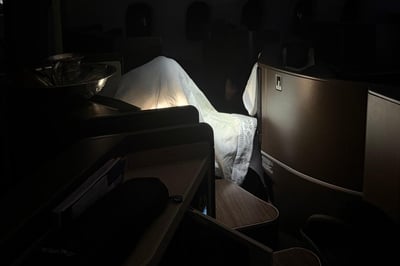 רבי צבי מאיר זילברברג עטוף בטלית במטוס