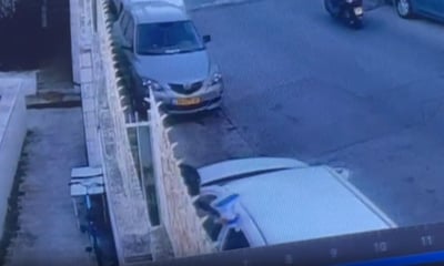 הערבי תולש את הדגל