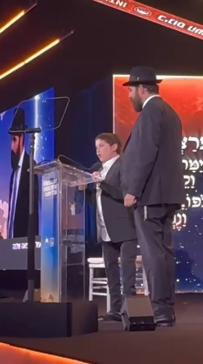 עין לא נותרה יבשה: הילד החרדי שאיבד את רגליו ריגש את אלפי החסידים