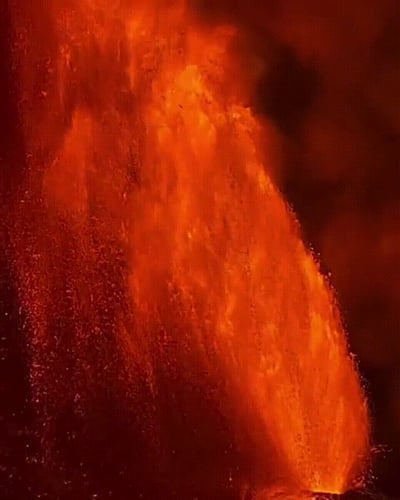 האדמה בוערת: הר הגעש בהוואי משגר מזרקות לבה אדירות בגובה 1,500 רגל | צפו