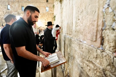 שורד השבי שגב כלפון בכותל המערבי