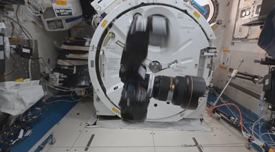 מצלמה מתהפכת בחלל: התופעה שמפתיעה מדענים