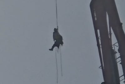 תיעוד דרמטי משמי ירושלים: נער חרדי חולץ מעגורן בגובה 36 קומות