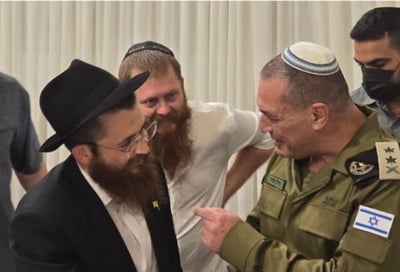 ביום המתוח: מה חיפש הרמטכ"ל אייל זמיר עם כיפה בחתונת תלמיד הישיבה? "זה היה נס שמיימי" 