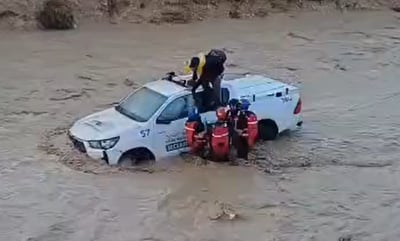 תיעוד דרמטי: כך חולץ נהג רכב שנלכד בשיטפון בנחל יתיר | צפו