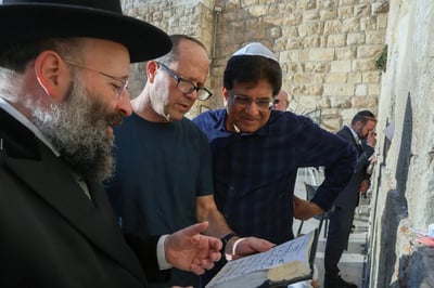 שר הכלכלה ההודי עם שר הכלכלה ברקת והרב רבינוביץ בכותל