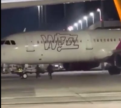 הגדילו ראש: איחרו לטיסה ופרצו למסלול כדי לחסום את המטוס | צפו