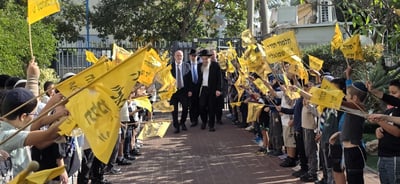 בשירה ובדגלים: הגאון רבי מרדכי אדלשטיין ביקר מאות תלמידים ב'נר שמואל'