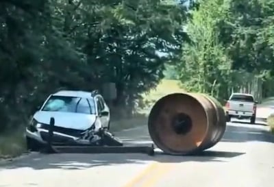 מטען קטלני: מכבש כבד השתחרר מרכב בפלורידה - הנהג יצא ללא פגע | צפו