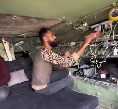 נגמ"ש צה"לי נטוש הפך לעמדת טעינה מאולתרת לתושבי עזה - צפו