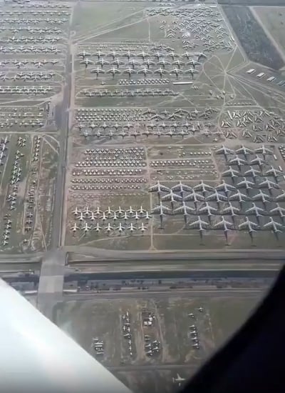  תמונה אווירית של מרכז התחזוקה והתחדשות האווירית (AMARC) הממוקם בבסיס חיל האוויר דייוויס-מונת'ן בטוסון, אריזונה. AMARC אחראי על אחסון ותחזוקה של מטוסים 