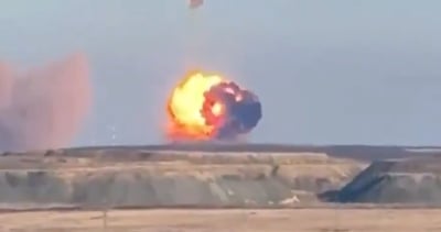 מבוכה במוסקבה: טיל רוסי התהפך באוויר והתרסק, ועשן סגול חשף דלקים רעילים - צפו