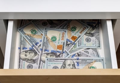 מגירה עם דולרים | אילוסטרציה