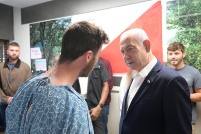 רה"מ נתניהו מבקר את החיילים שנפצעו