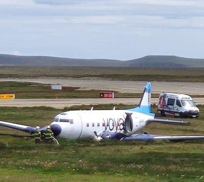 המטוס תקוע על הדשא בצידי המסלול