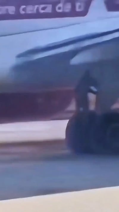 האיש מטפס אל כן הגלגלים