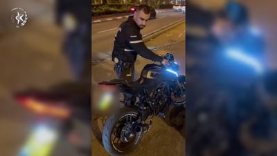 השוטר בוחן את האופנוע