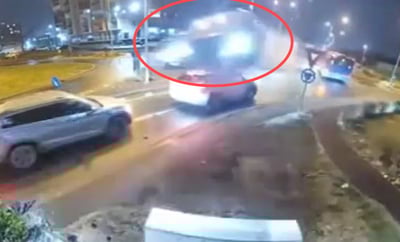 המרצדס מרחפת מעל כלי הרכב