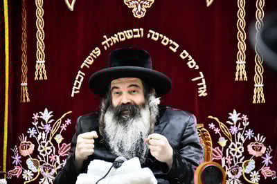 האדמו"ר מזוטשקא בשיחת הכנה לחנוכה