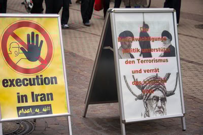 שלטי מחאה נגד הוצאות להורג באיראן