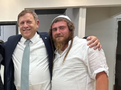 יהושע גילביץ עם האב השכול חגי לובר