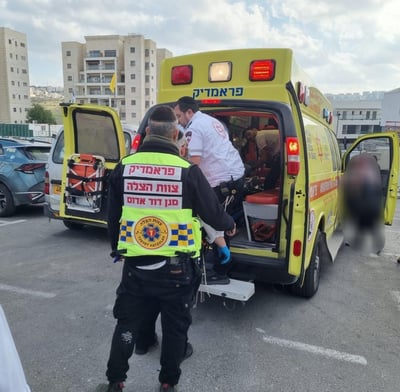 כוחות ההצלה מחוץ לבית הכנסת