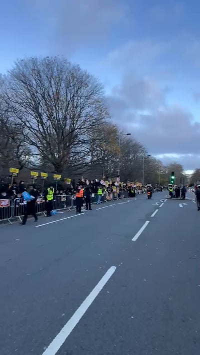 "מחזות שלא ראינו ברוסיה הקומניסטית": אלפים מפגינים מול השגרירות בלונדון