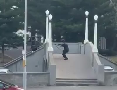 המחבלים יורים מכיוון הגשר