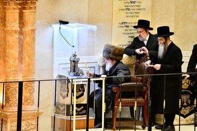 האדמו"ר מויז'ניץ בהדלקת נר ראשון דחנוכה