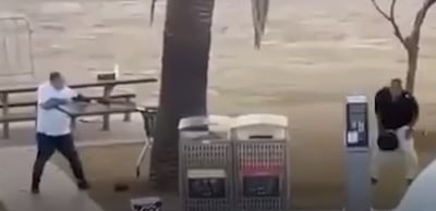 מכוון את הרובה לעבר המחבל