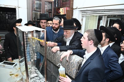הגרב"ד פוברסקי בהדלקת נר חנוכה