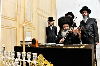 האדמו"ר מזוטשקא בהדלקת נרות חנוכה