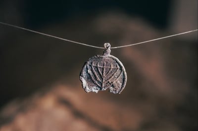 התליון עם סמל המנורה 