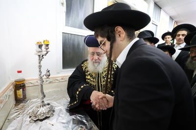 הראשל"צ הגר"י יוסף בביקור בישיבת 'אור אברהם'