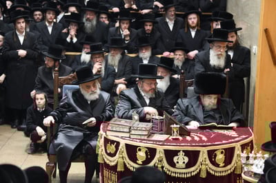 האדמו"ר מבעלזא בהדלקת נרות חנוכה