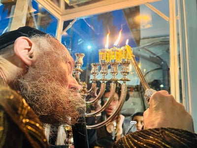 הגר"ד קוק בהדלקת נרות חנוכה