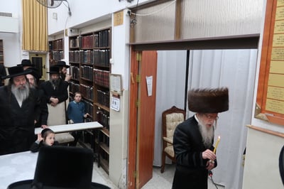 האדמו"ר ממעליץ בהדלקת נרות חנוכה