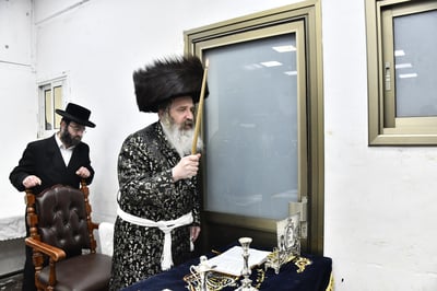 האדמו"ר מזוטשקא אמסנא בהדלקת נרות חנוכה 