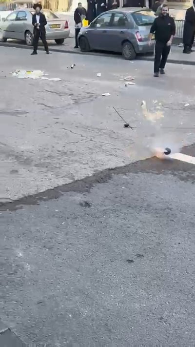 תיעוד מהמהומות בירושלים: השוטר מחזיק בידו רימון הלם - ואז משליך אותו בסמוך 