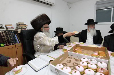 הרבי מטורקא בהדלקת נרות חנוכה