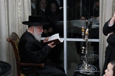 הגה"צ גאב"ד וויען בהדלקת נרות חנוכה